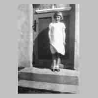 106-0065 Maria Gretel Hopp (heute verh. Klein) im Jahre 1941 im Alter von 9 Jahren vor der Haustuer ihres Elternhauses.JPG